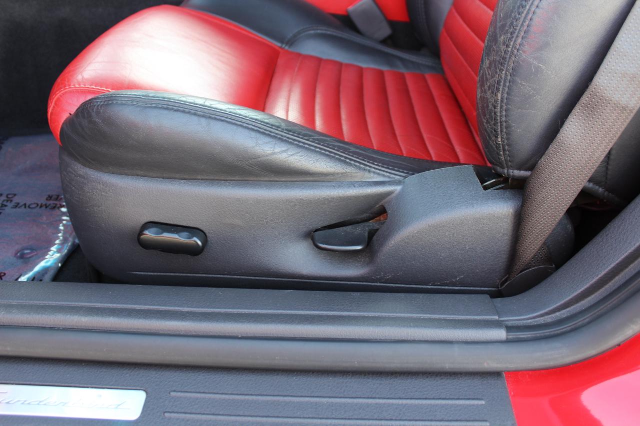 Ford Thunderbird Deluxe 2002