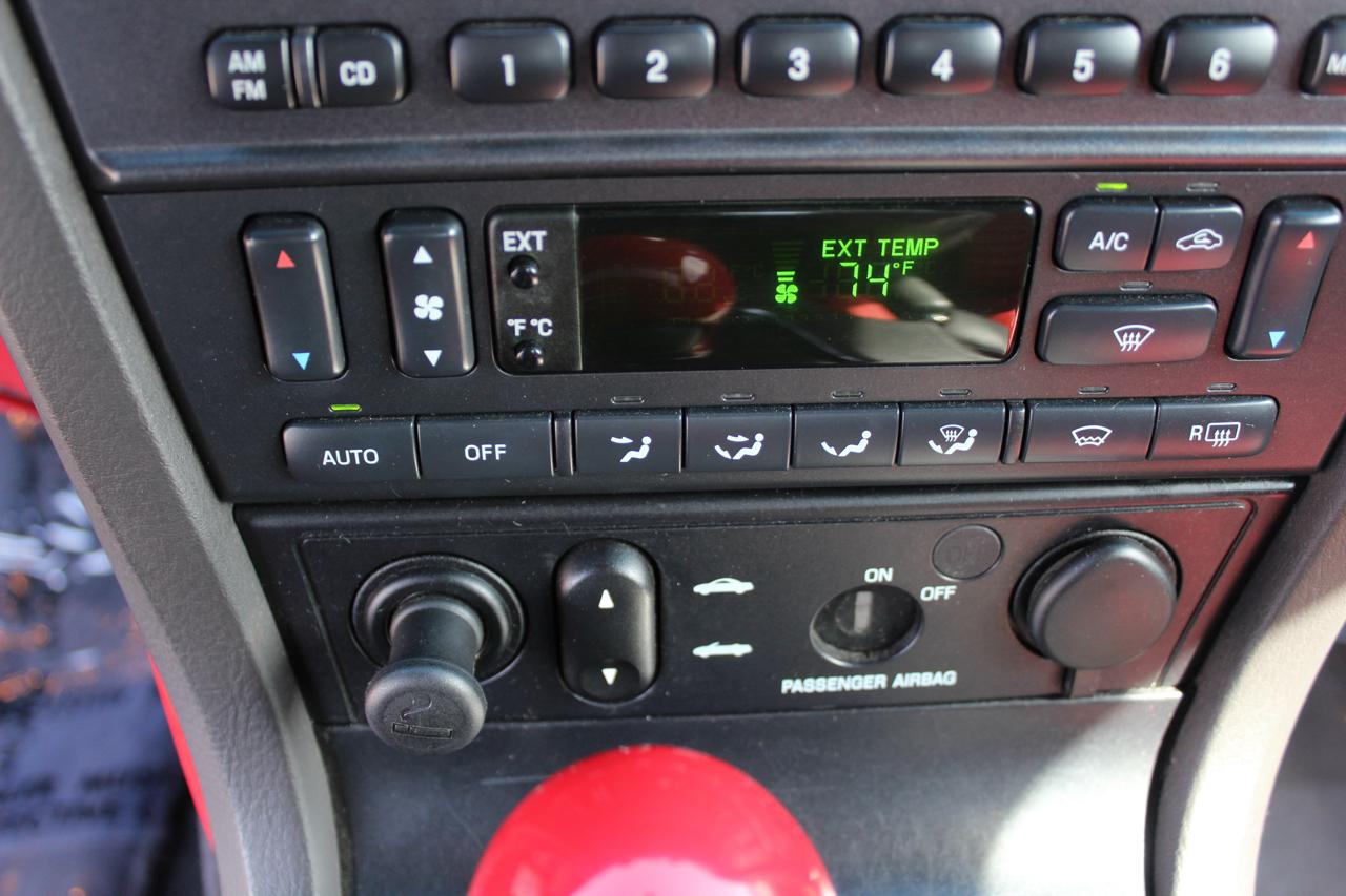 Ford Thunderbird Deluxe 2002