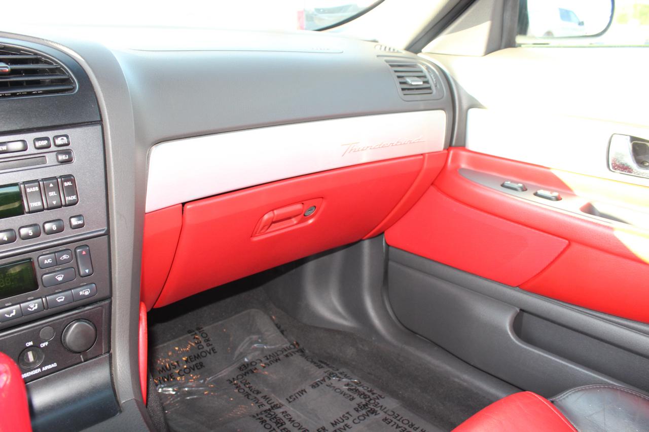 Ford Thunderbird Deluxe 2002