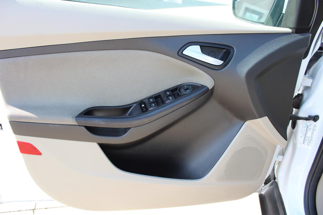 Ford Focus SE Sedan 2012