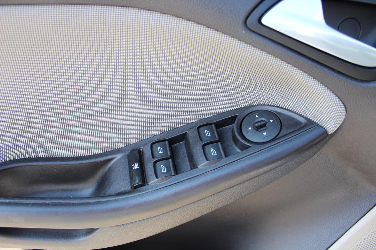 Ford Focus SE Sedan 2012