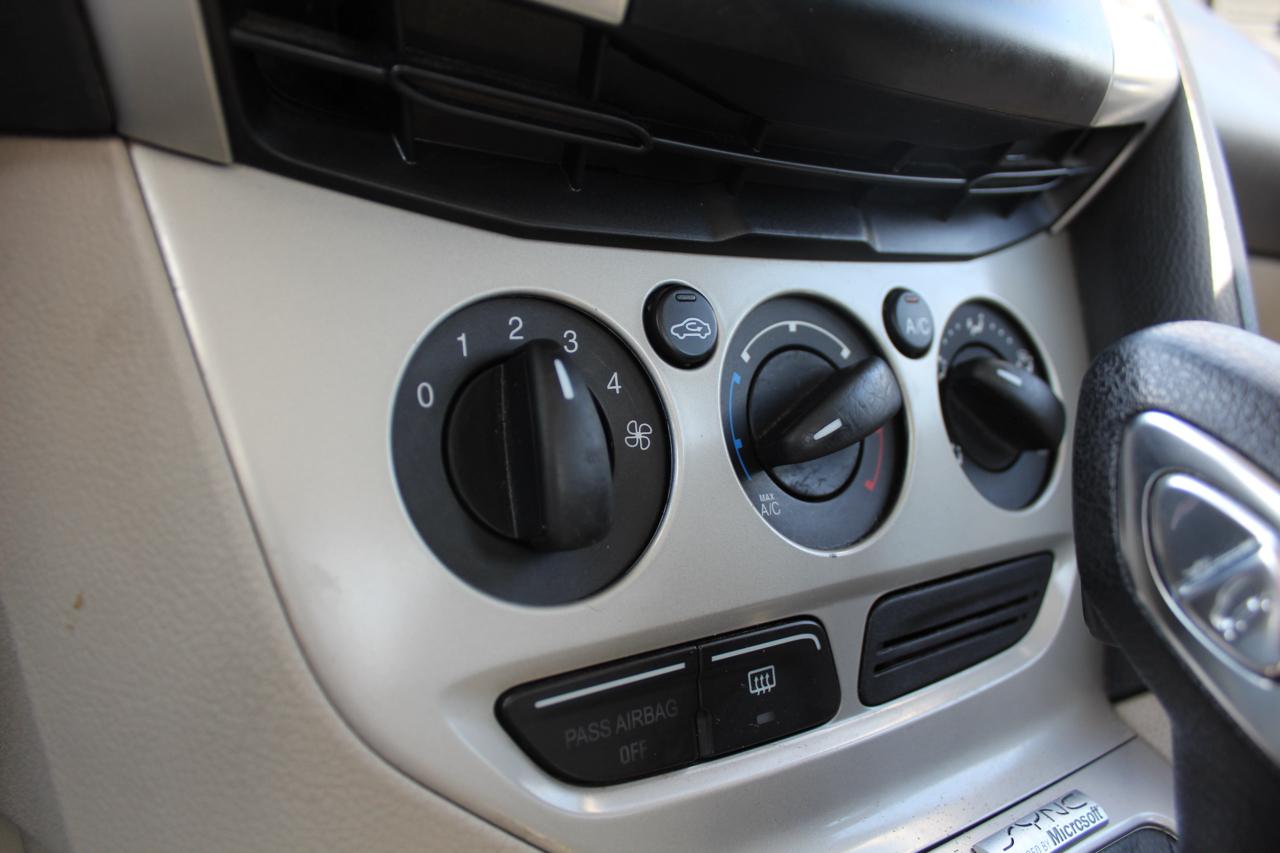 Ford Focus SE Sedan 2012