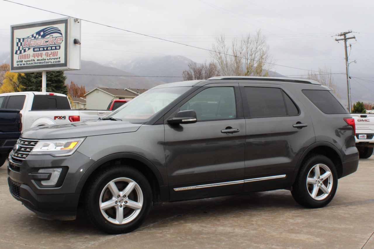 2016 Ford Explorer XLT Sport photo 2