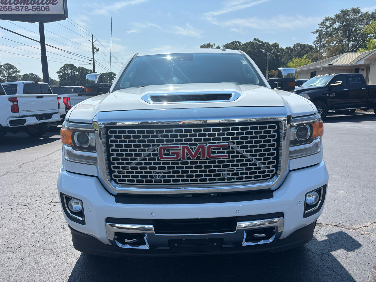 GMC Sierra 2500HD Denali Crew Cab 4WD 2017 GMC Sierra 2500HD Denali Crew Cab 4WD 2017