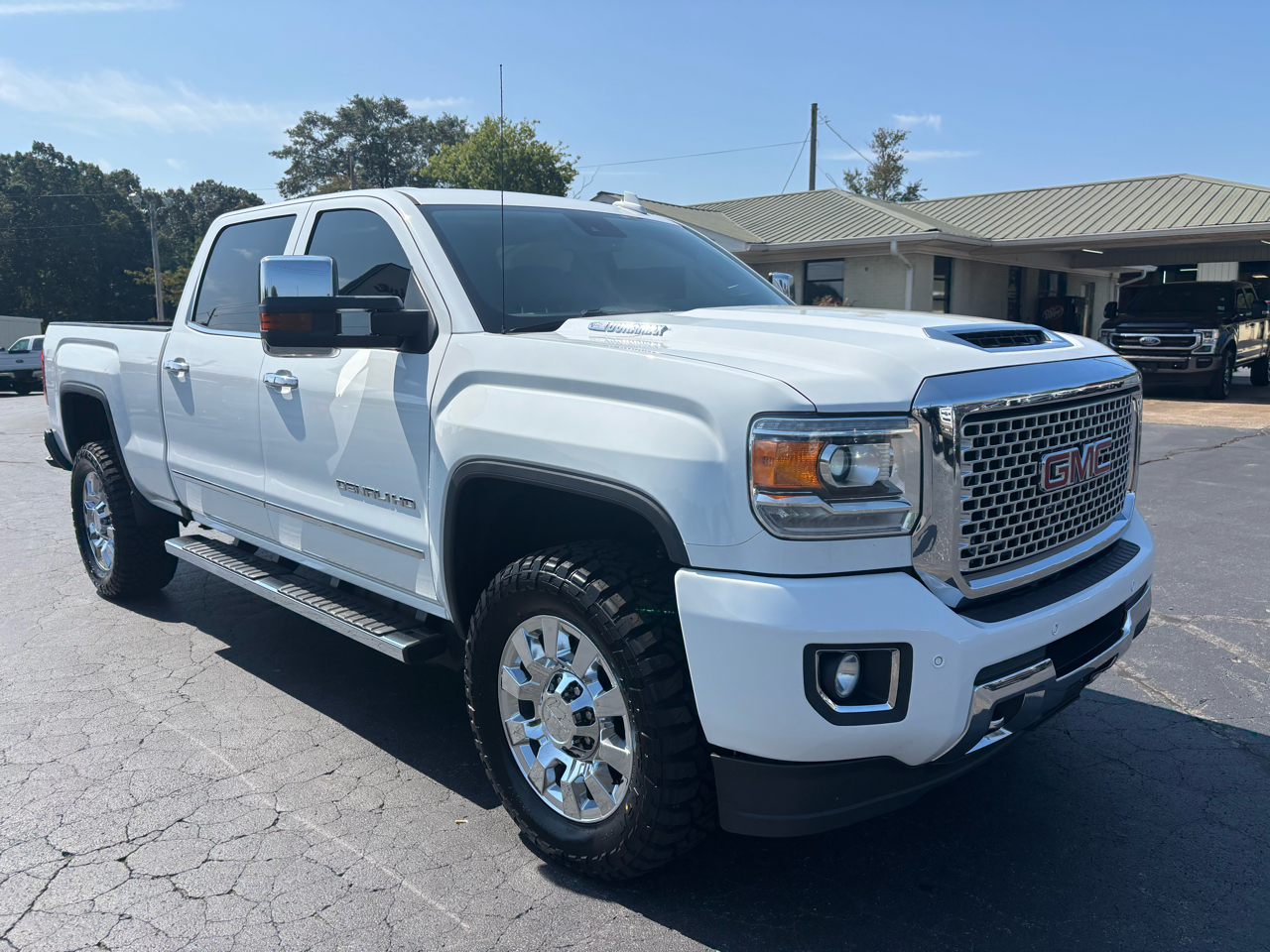 GMC Sierra 2500HD Denali Crew Cab 4WD 2017 GMC Sierra 2500HD Denali Crew Cab 4WD 2017
