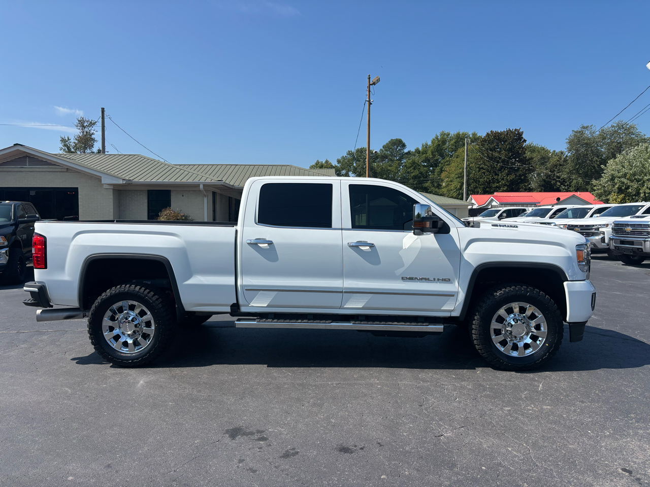 GMC Sierra 2500HD Denali Crew Cab 4WD 2017 GMC Sierra 2500HD Denali Crew Cab 4WD 2017