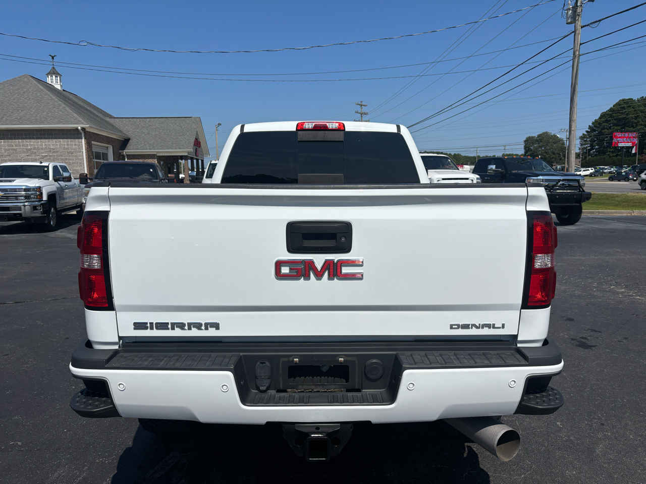 GMC Sierra 2500HD Denali Crew Cab 4WD 2017 GMC Sierra 2500HD Denali Crew Cab 4WD 2017