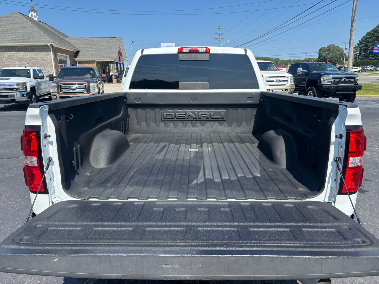GMC Sierra 2500HD Denali Crew Cab 4WD 2017 GMC Sierra 2500HD Denali Crew Cab 4WD 2017