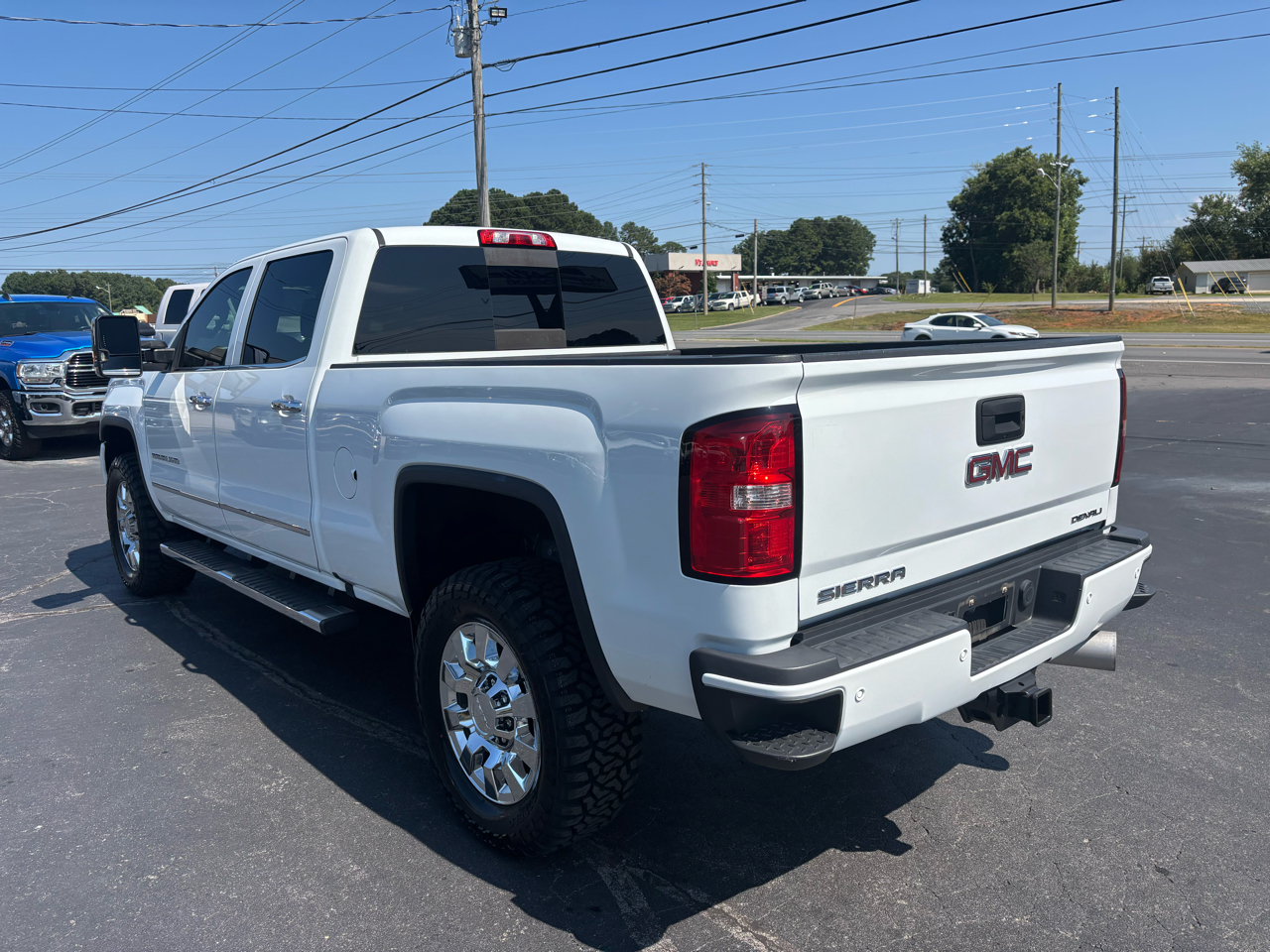 GMC Sierra 2500HD Denali Crew Cab 4WD 2017 GMC Sierra 2500HD Denali Crew Cab 4WD 2017