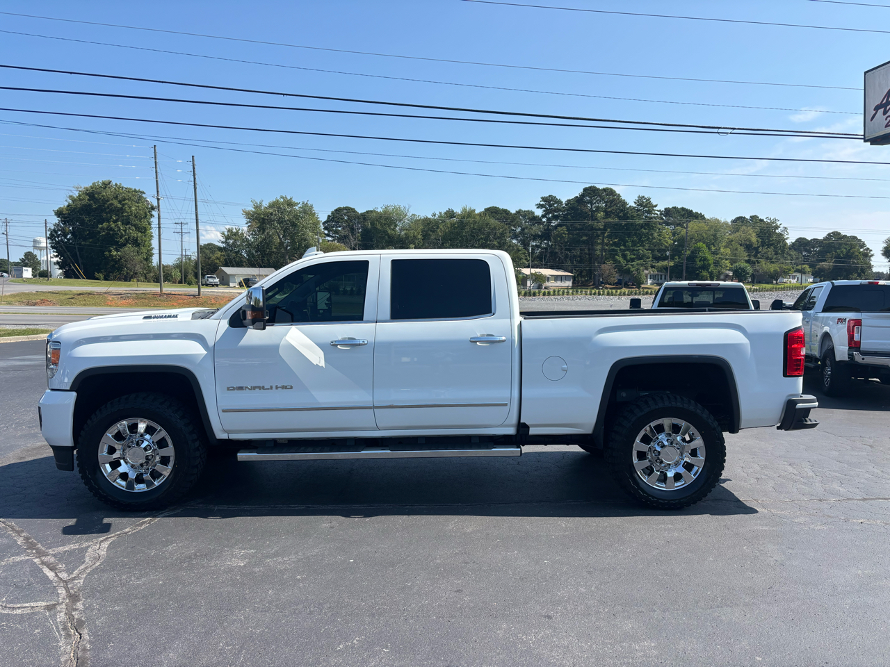GMC Sierra 2500HD Denali Crew Cab 4WD 2017 GMC Sierra 2500HD Denali Crew Cab 4WD 2017