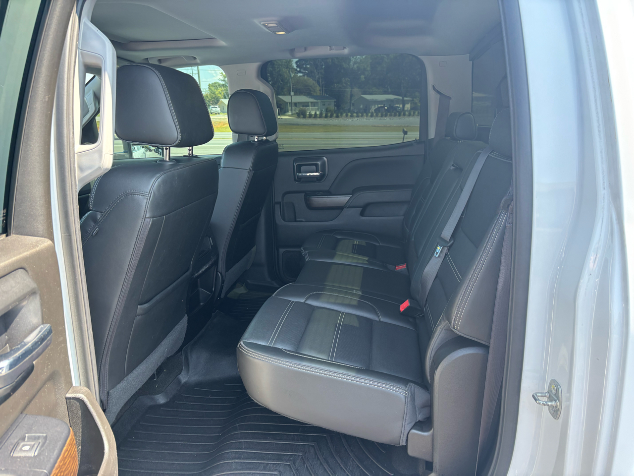 GMC Sierra 2500HD Denali Crew Cab 4WD 2017 GMC Sierra 2500HD Denali Crew Cab 4WD 2017