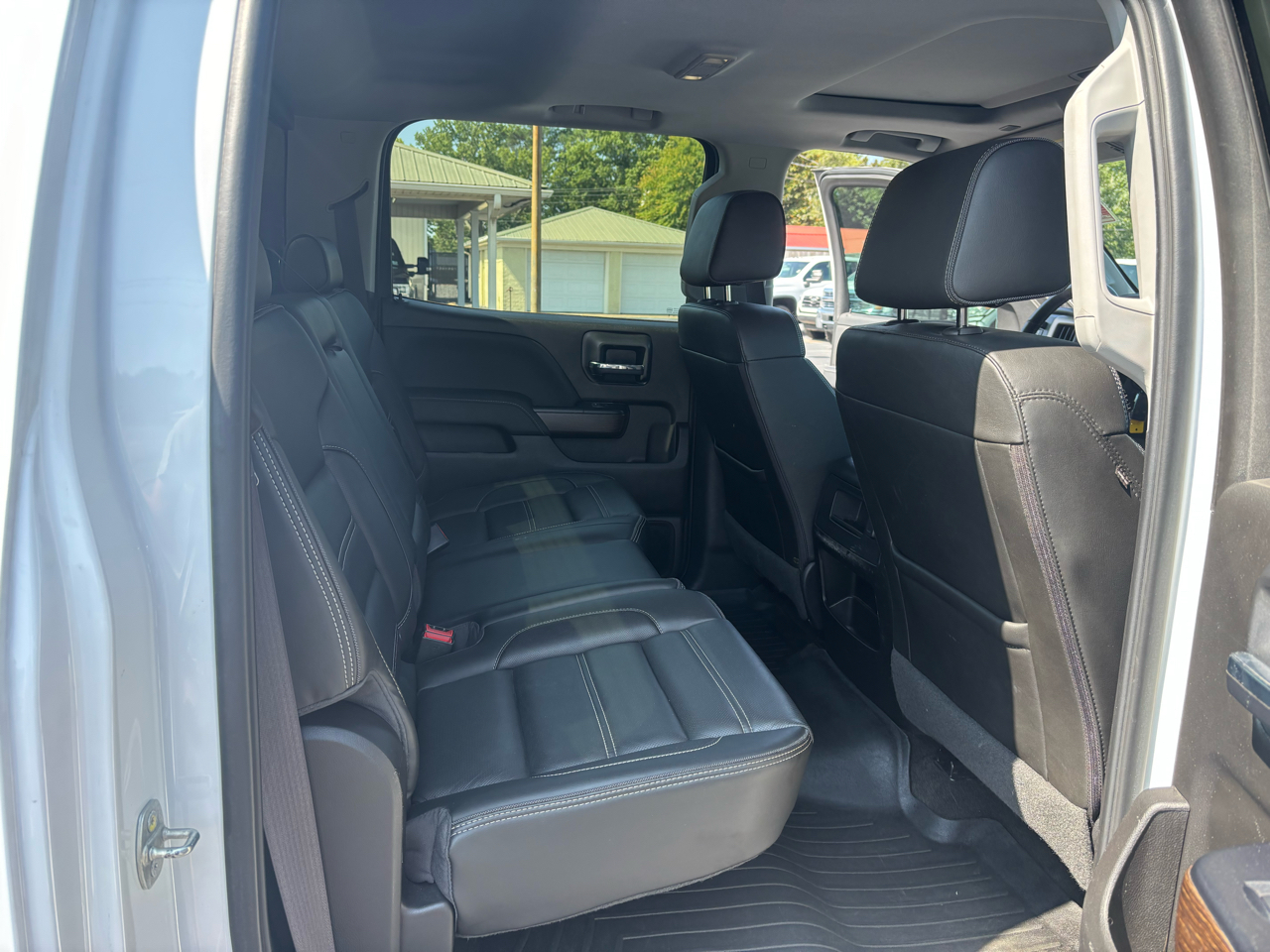 GMC Sierra 2500HD Denali Crew Cab 4WD 2017 GMC Sierra 2500HD Denali Crew Cab 4WD 2017
