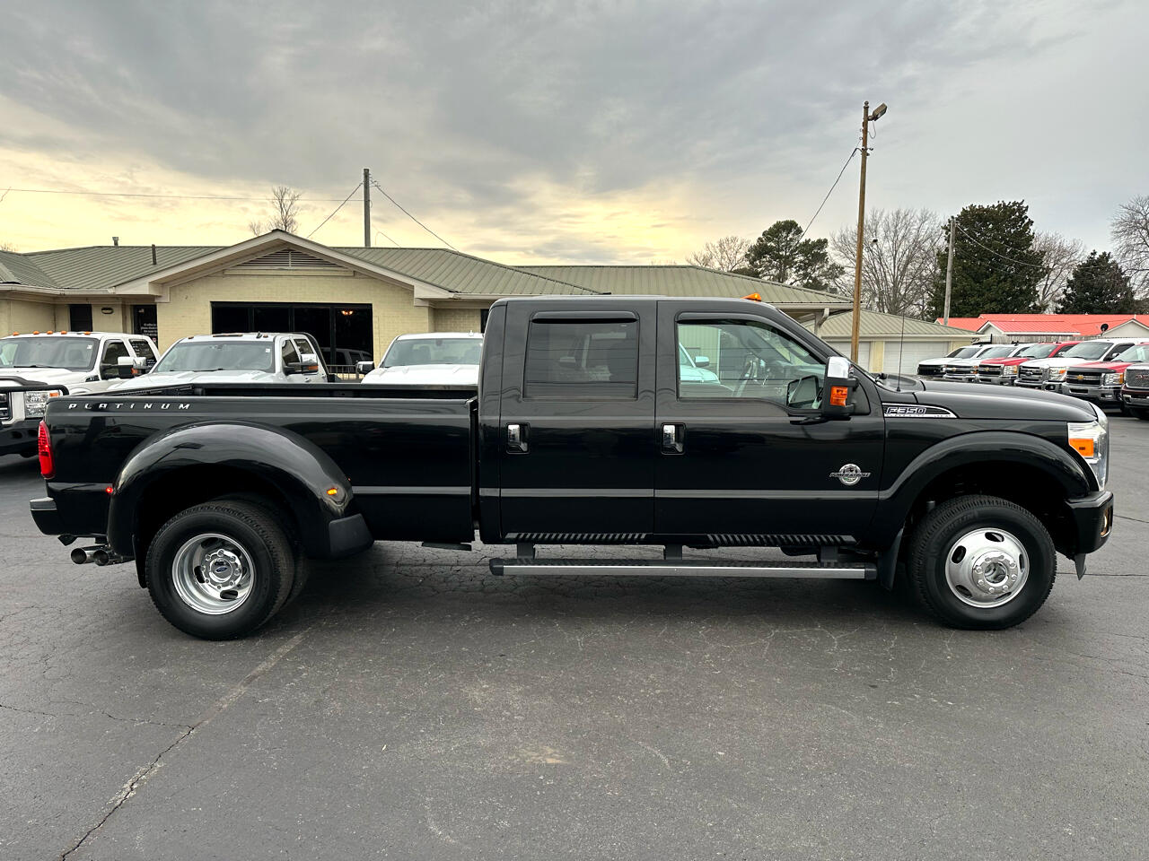 Ford Super Duty F-350 DRW 4WD Crew Cab 172" Platinum 2015
