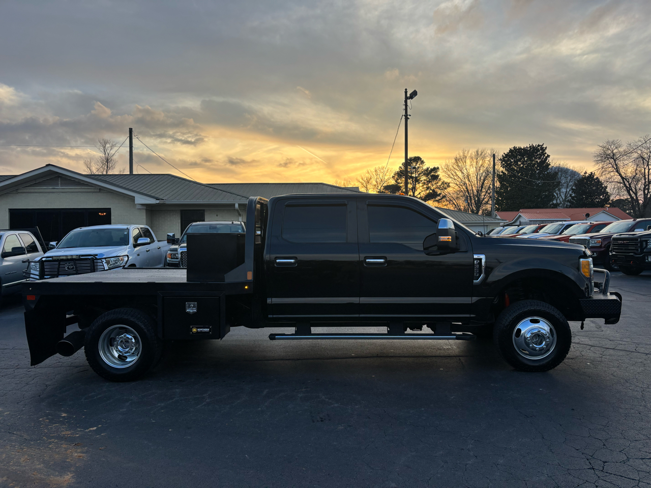 Ford Super Duty F-350 DRW XL 4WD Crew Cab 8' Box 2017
