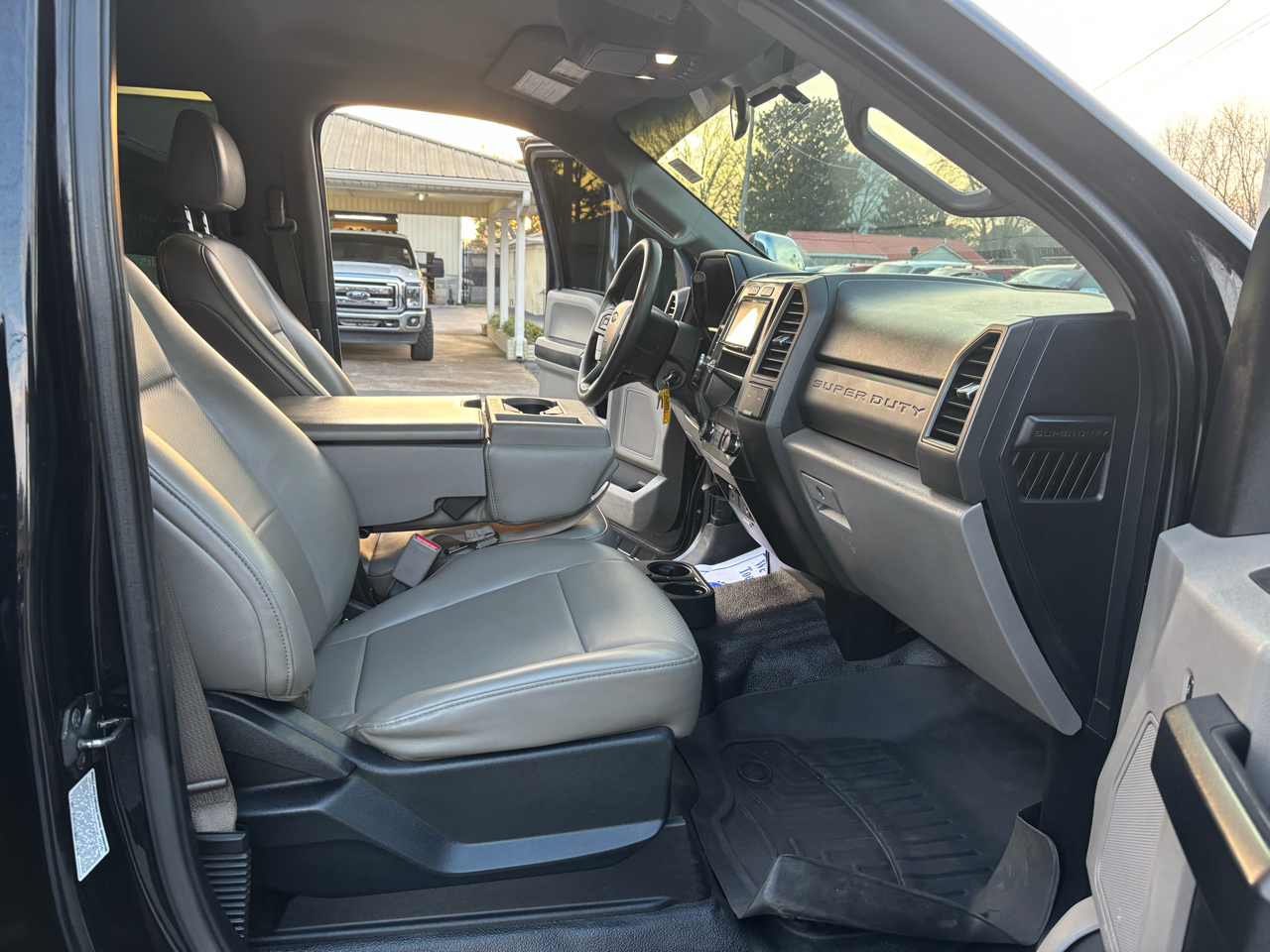 Ford Super Duty F-350 DRW XL 4WD Crew Cab 8' Box 2017