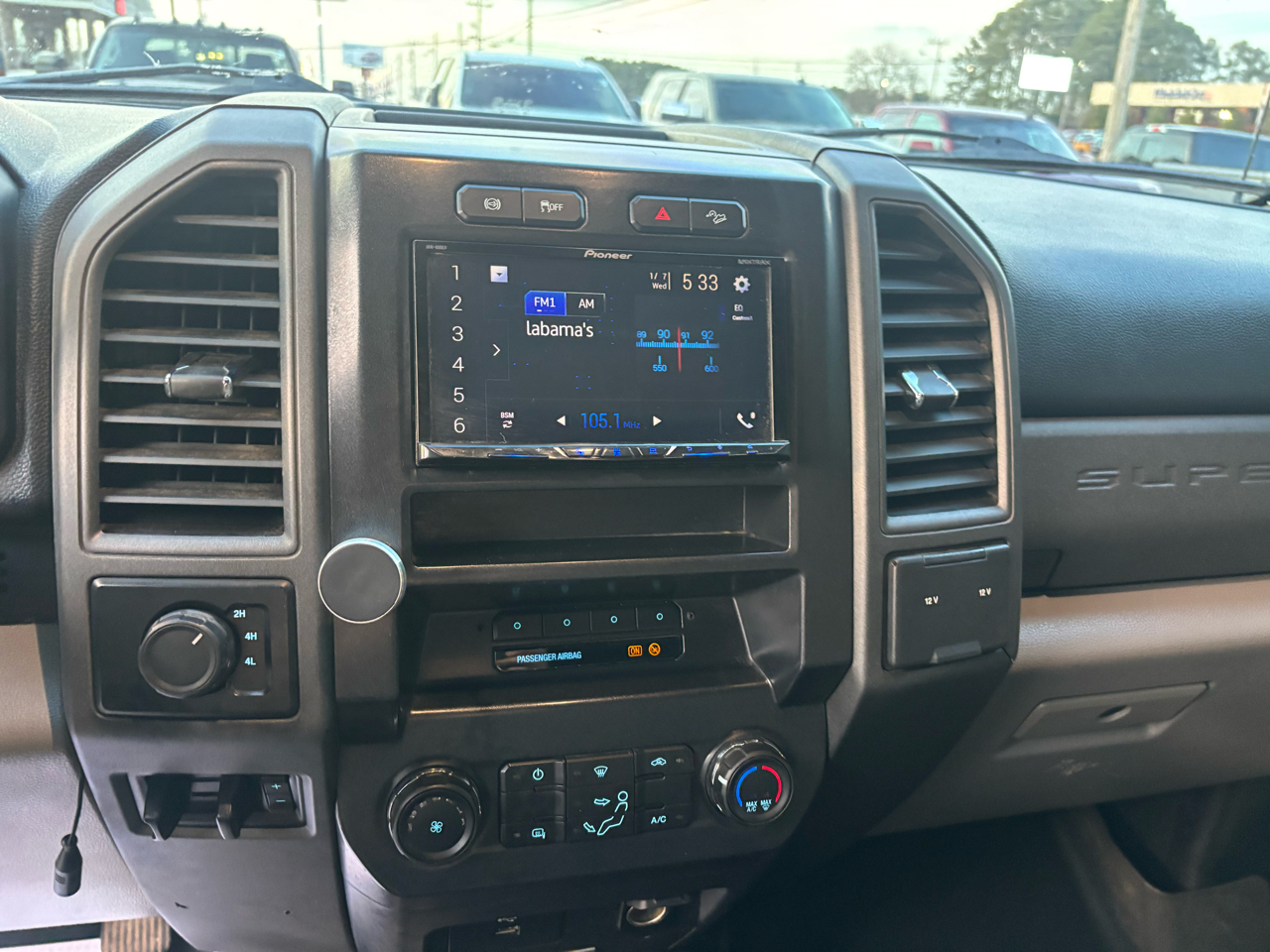 Ford Super Duty F-350 DRW XL 4WD Crew Cab 8' Box 2017