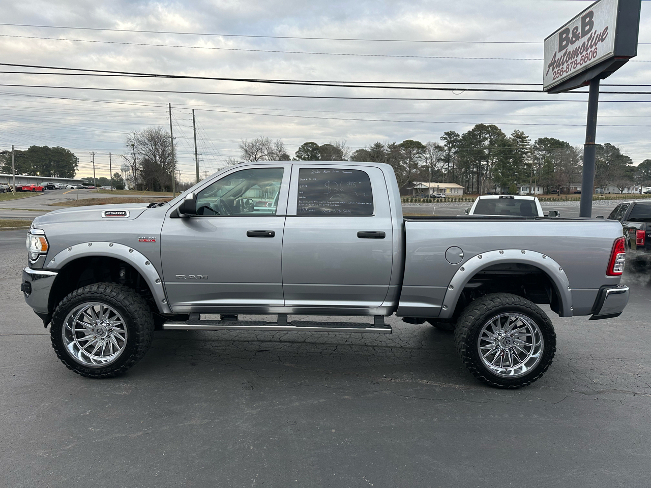 RAM 2500 Tradesman 4x4 Crew Cab 6'4" Box 2020