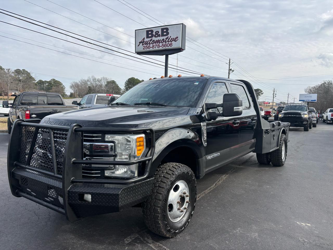 Ford Super Duty F-350 DRW Lariat 4WD Crew Cab 8' Box 2017