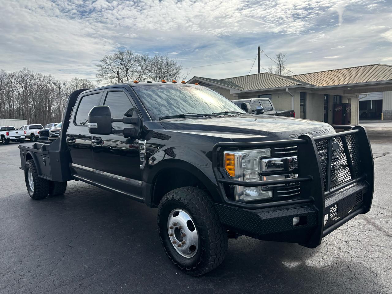 Ford Super Duty F-350 DRW Lariat 4WD Crew Cab 8' Box 2017
