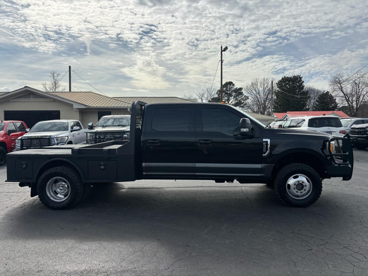 Ford Super Duty F-350 DRW Lariat 4WD Crew Cab 8' Box 2017