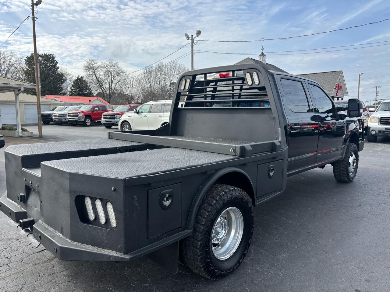 Ford Super Duty F-350 DRW Lariat 4WD Crew Cab 8' Box 2017