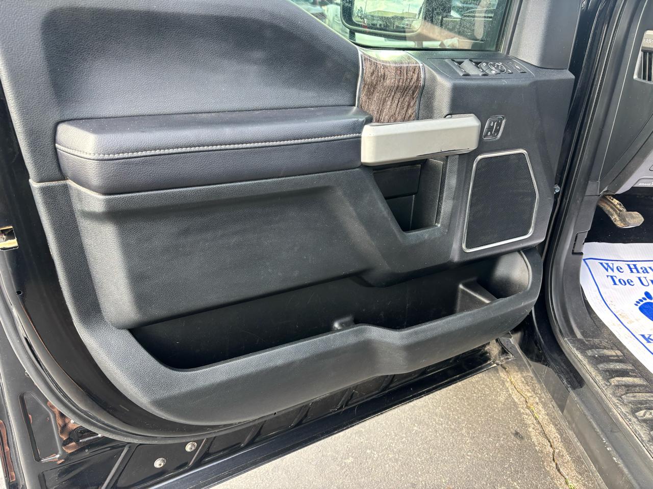 Ford Super Duty F-350 DRW Lariat 4WD Crew Cab 8' Box 2017