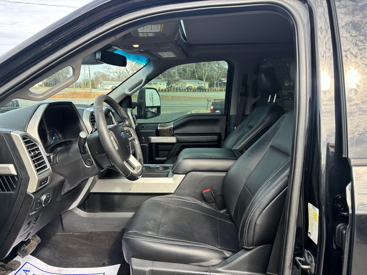 Ford Super Duty F-350 DRW Lariat 4WD Crew Cab 8' Box 2017