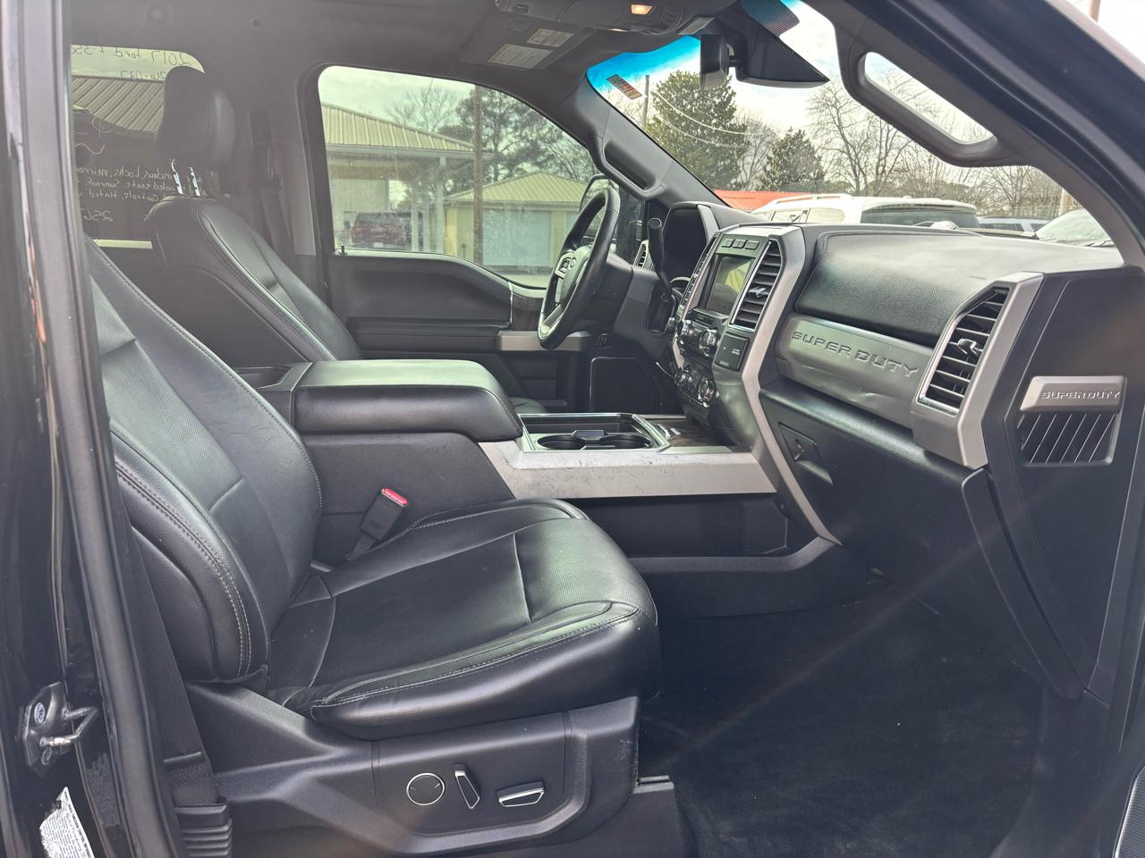 Ford Super Duty F-350 DRW Lariat 4WD Crew Cab 8' Box 2017