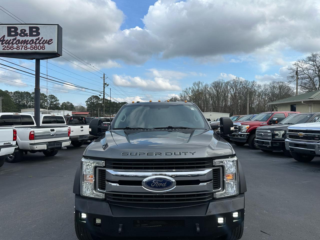 Ford Super Duty F-450 DRW XLT 4WD Crew Cab 179" WB 60" CA 2019