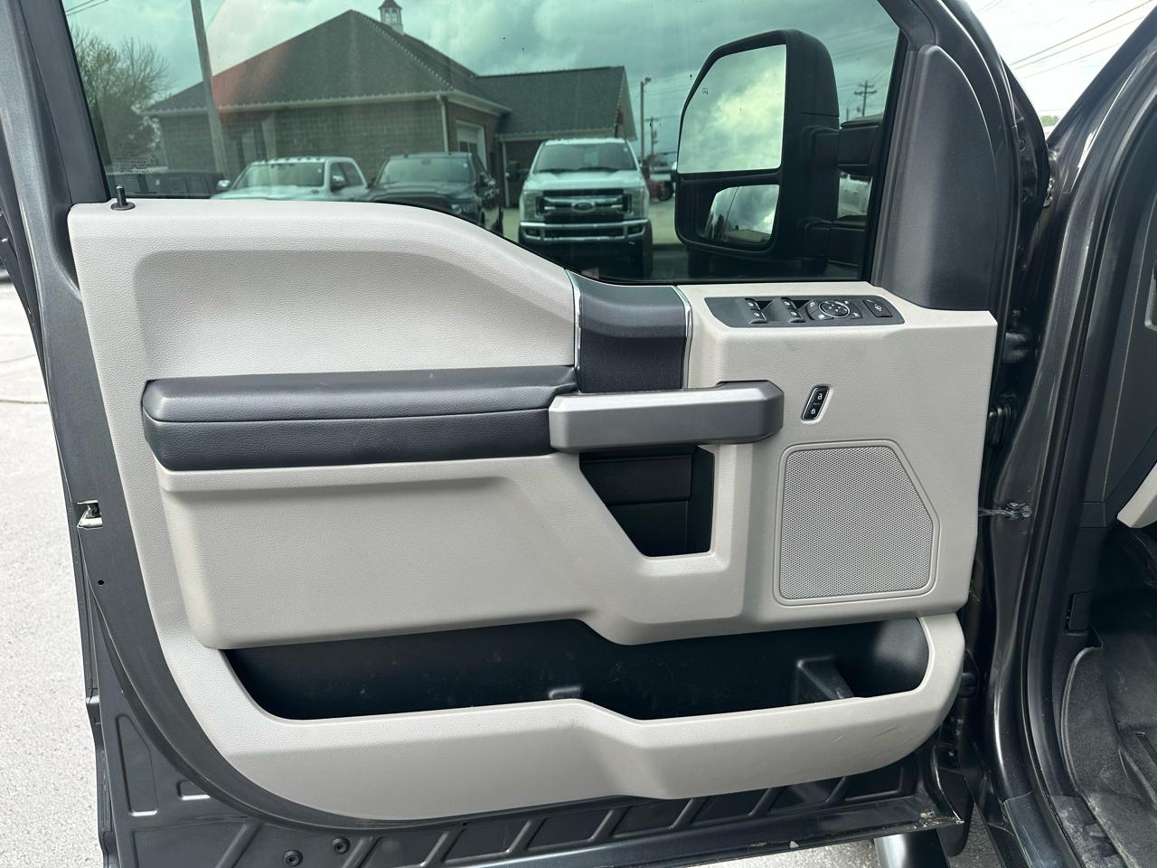 Ford Super Duty F-450 DRW XLT 4WD Crew Cab 179" WB 60" CA 2019