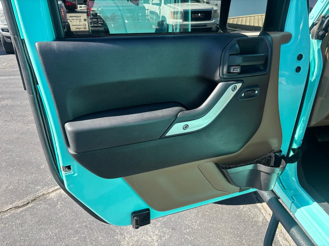 Jeep Wrangler Unlimited 4WD 4dr Sahara 2012