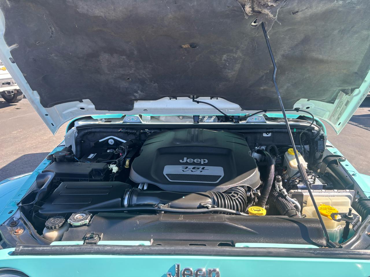 Jeep Wrangler Unlimited 4WD 4dr Sahara 2012