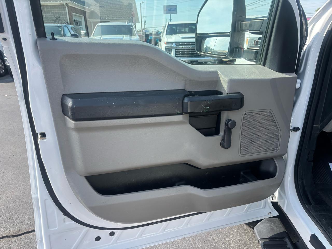 Ford Super Duty F-350 DRW XL 4WD Crew Cab 179" WB 60" CA 2021