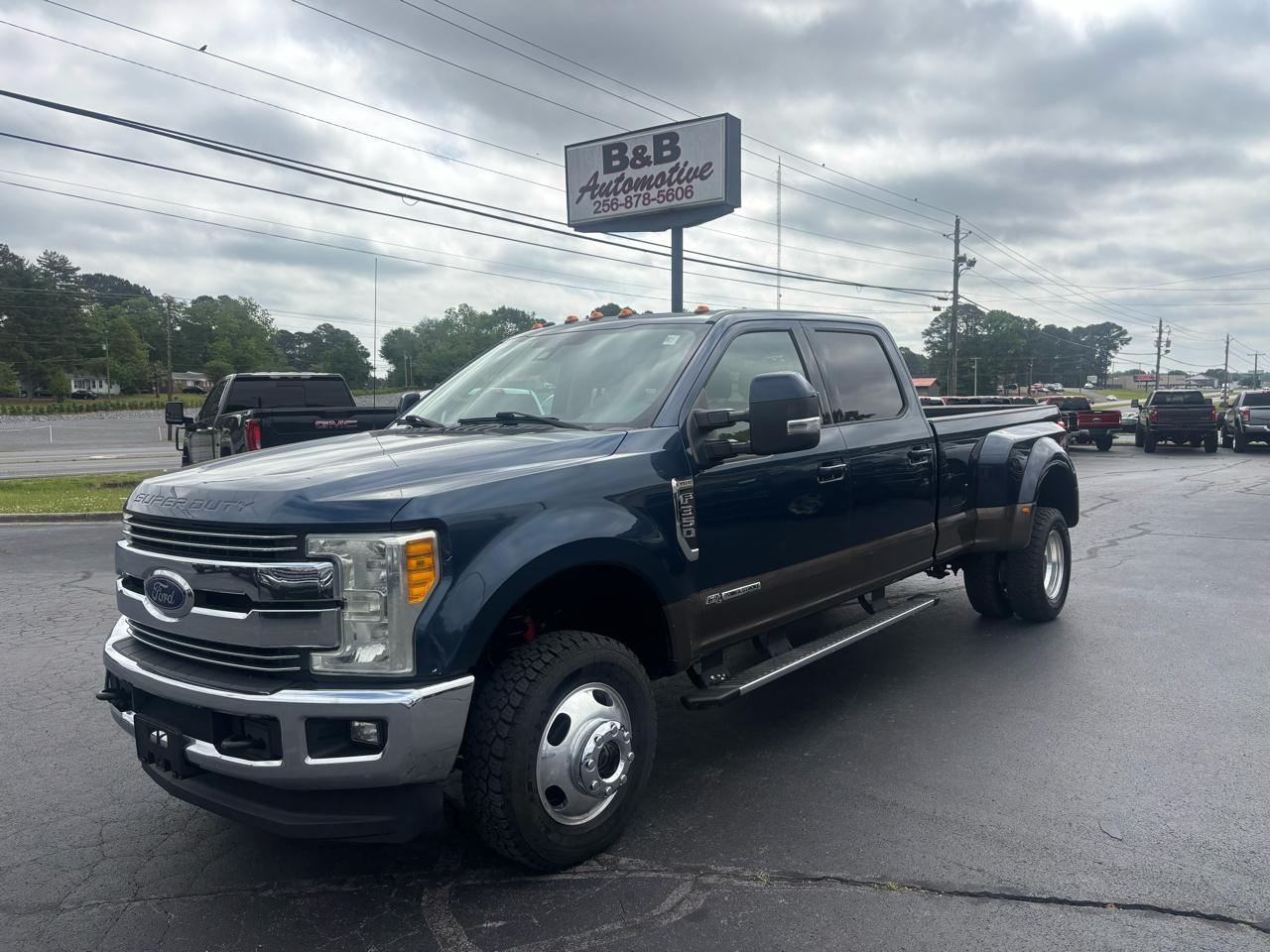 Ford Super Duty F-350 DRW Lariat 4WD Crew Cab 8' Box 2017