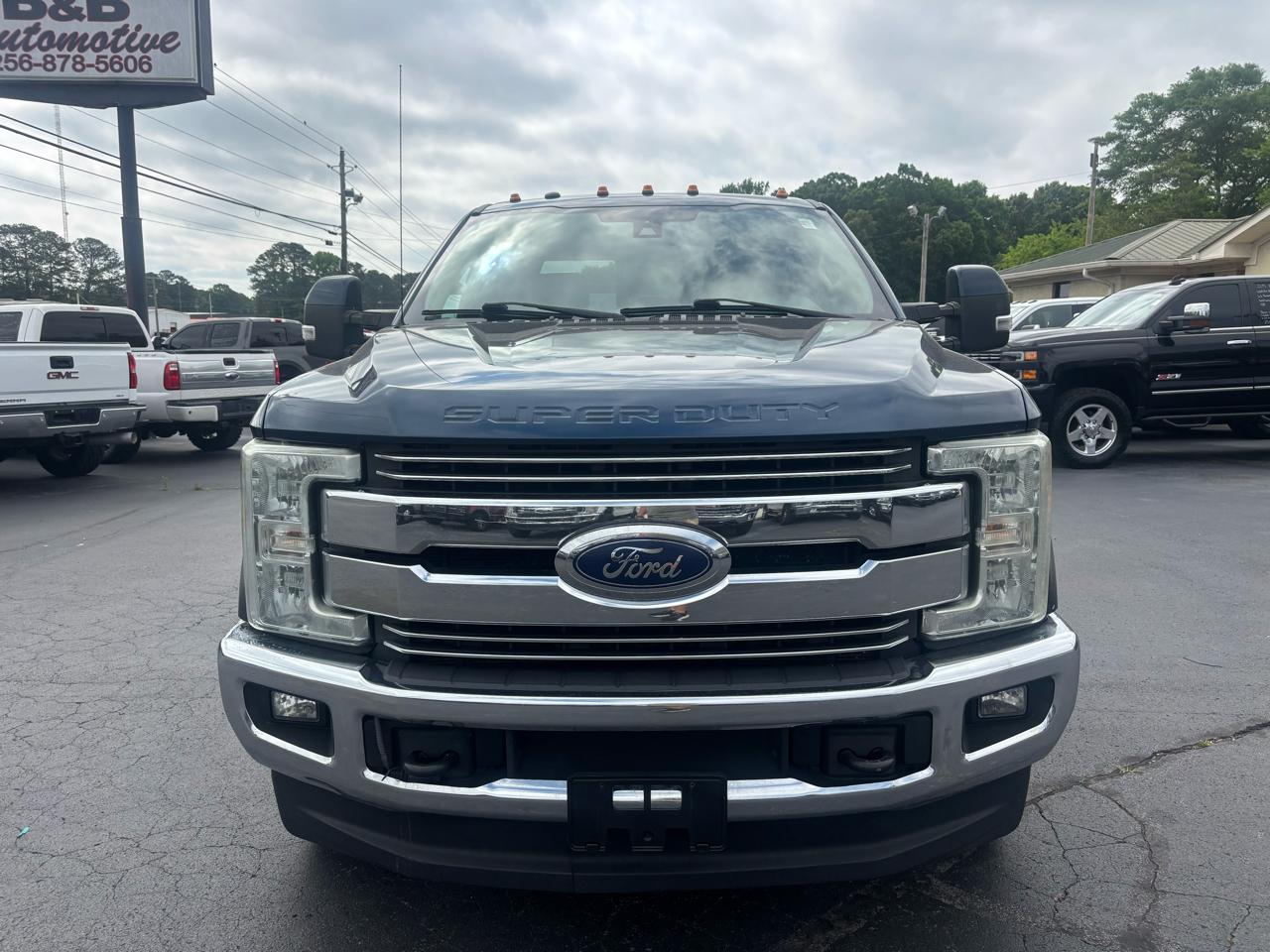 Ford Super Duty F-350 DRW Lariat 4WD Crew Cab 8' Box 2017