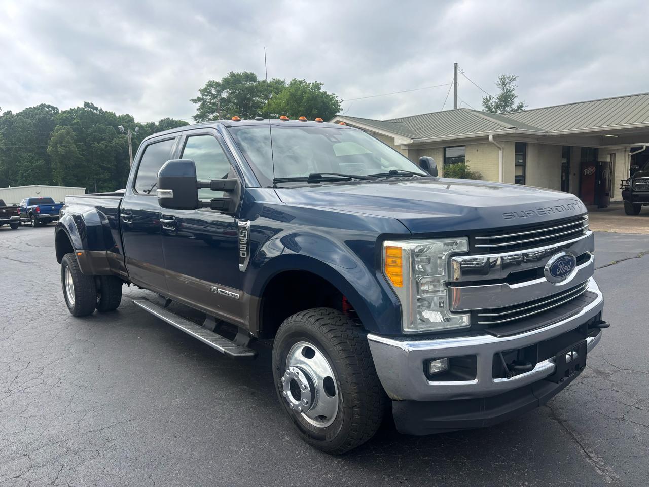 Ford Super Duty F-350 DRW Lariat 4WD Crew Cab 8' Box 2017