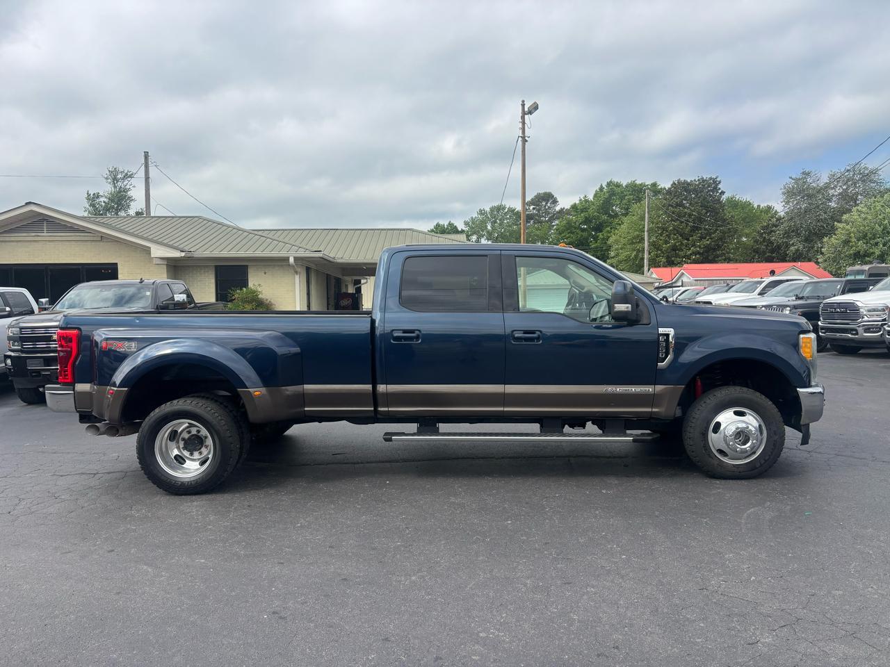 Ford Super Duty F-350 DRW Lariat 4WD Crew Cab 8' Box 2017