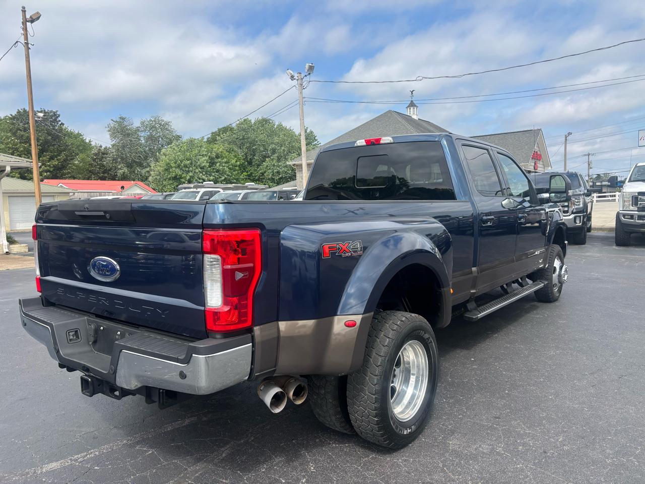 Ford Super Duty F-350 DRW Lariat 4WD Crew Cab 8' Box 2017