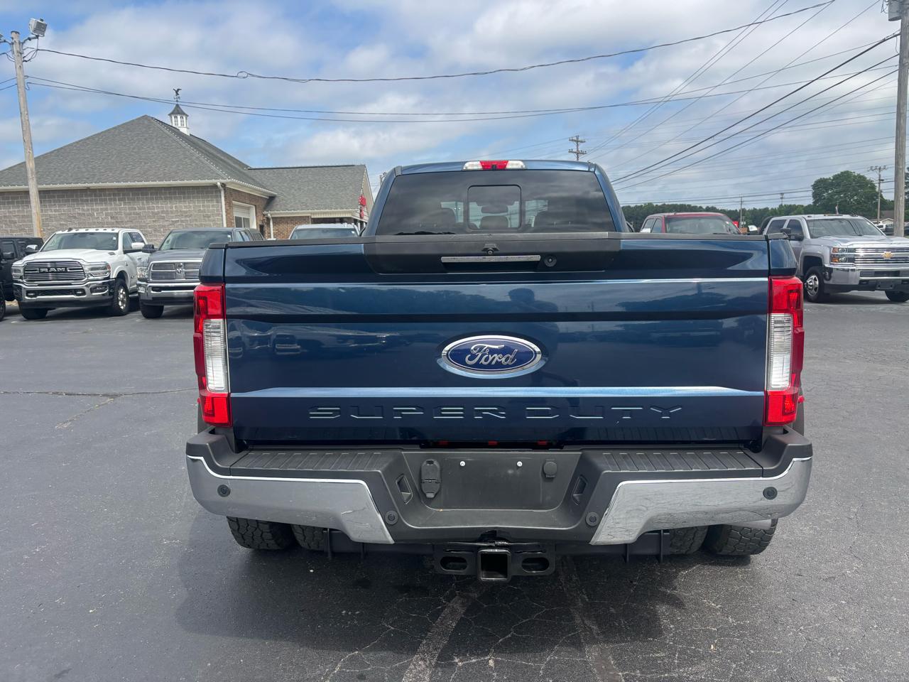 Ford Super Duty F-350 DRW Lariat 4WD Crew Cab 8' Box 2017