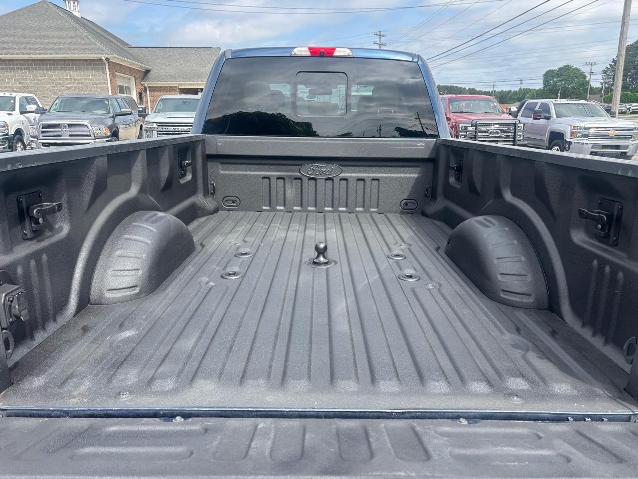 Ford Super Duty F-350 DRW Lariat 4WD Crew Cab 8' Box 2017