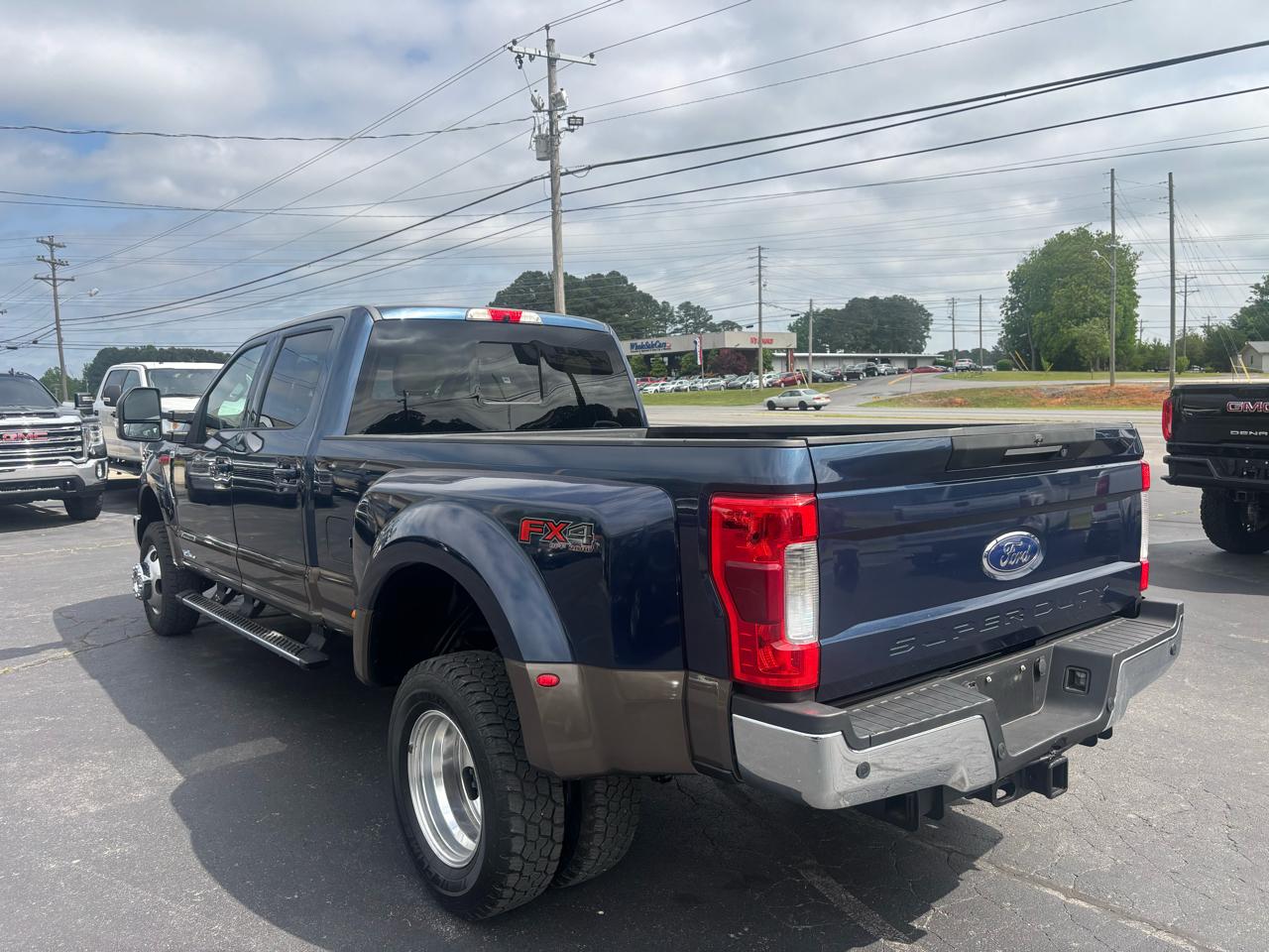 Ford Super Duty F-350 DRW Lariat 4WD Crew Cab 8' Box 2017