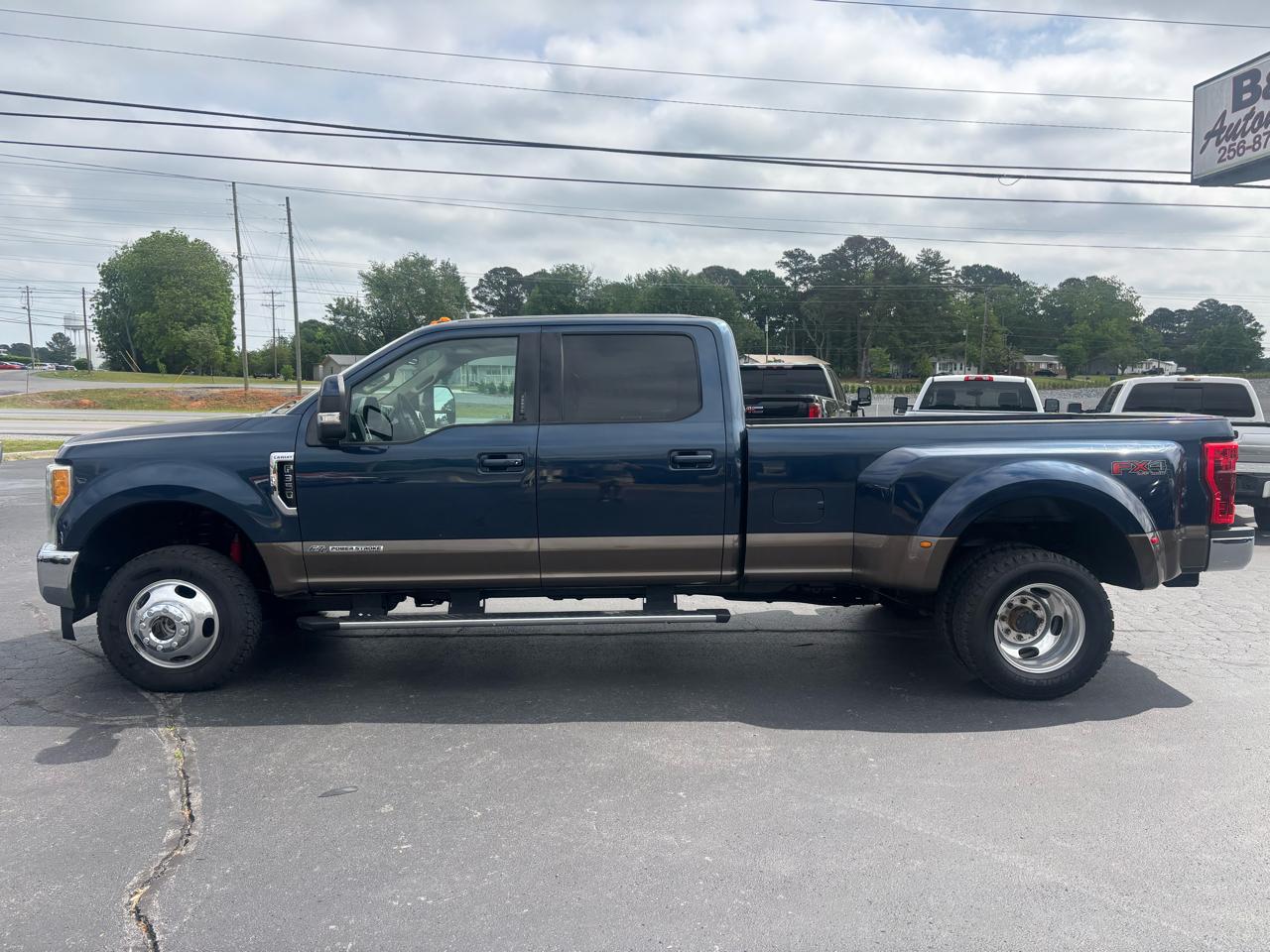 Ford Super Duty F-350 DRW Lariat 4WD Crew Cab 8' Box 2017