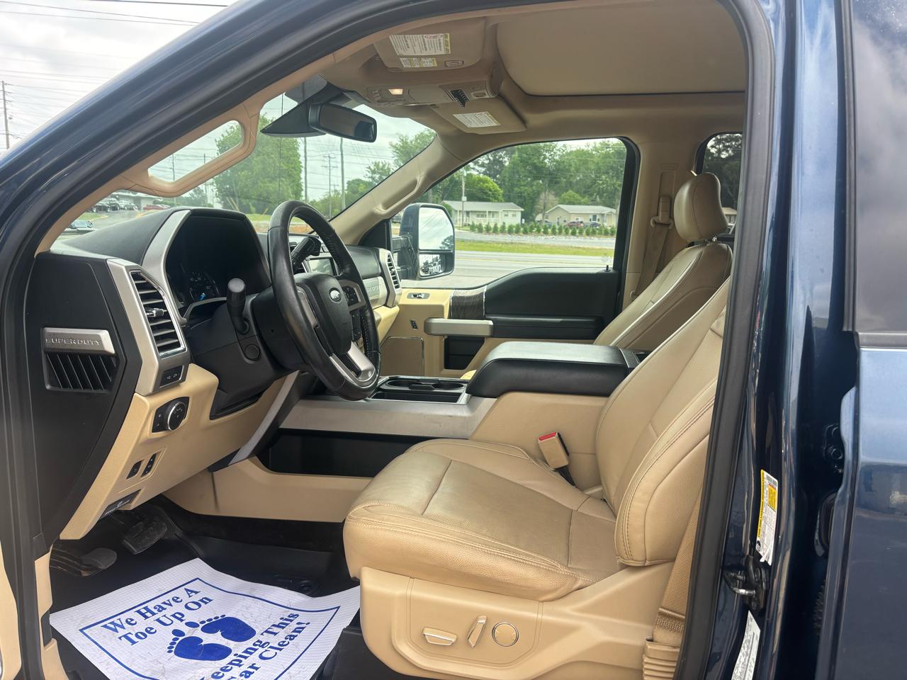 Ford Super Duty F-350 DRW Lariat 4WD Crew Cab 8' Box 2017