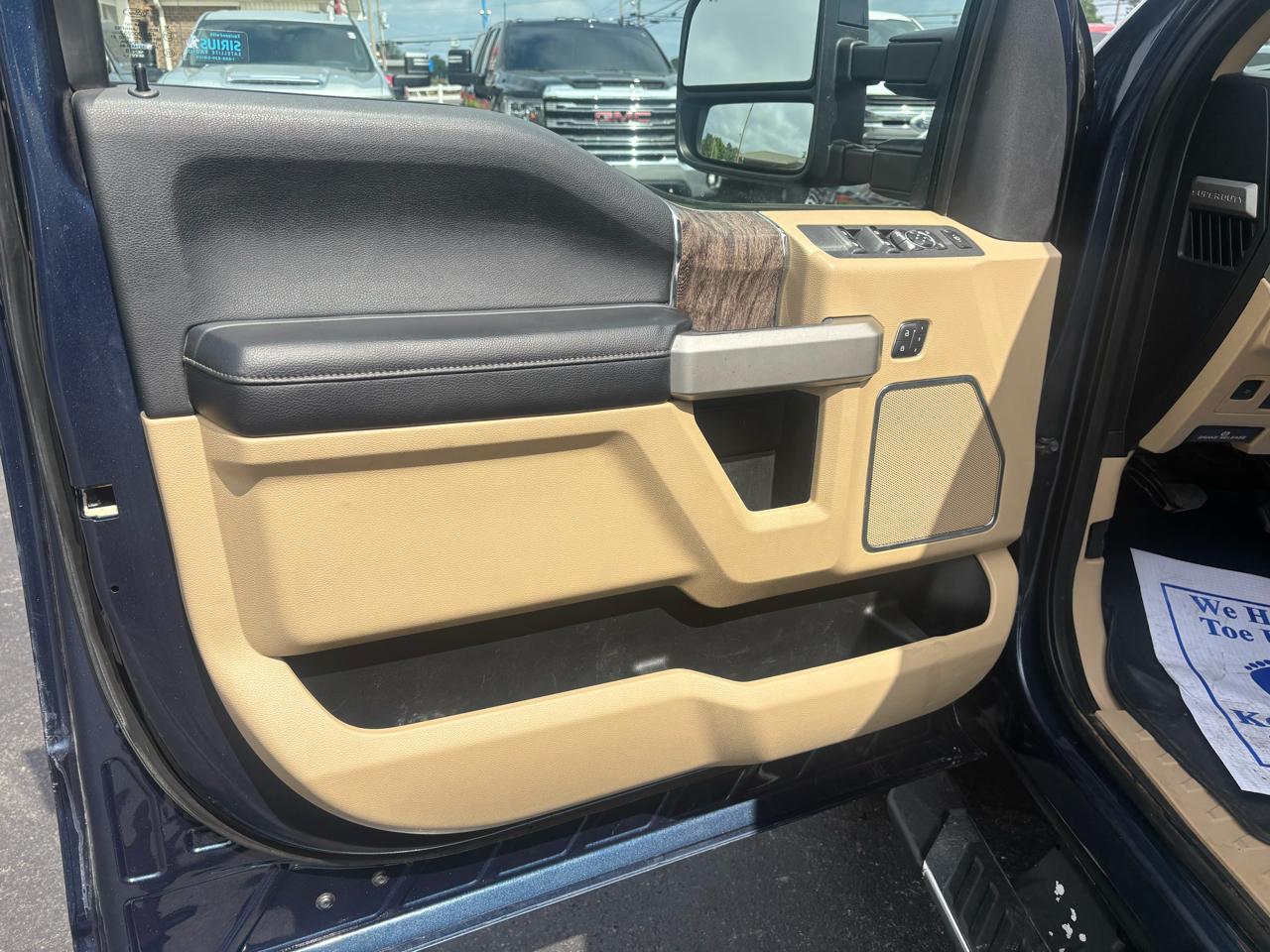 Ford Super Duty F-350 DRW Lariat 4WD Crew Cab 8' Box 2017