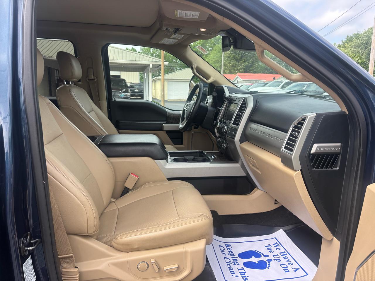 Ford Super Duty F-350 DRW Lariat 4WD Crew Cab 8' Box 2017