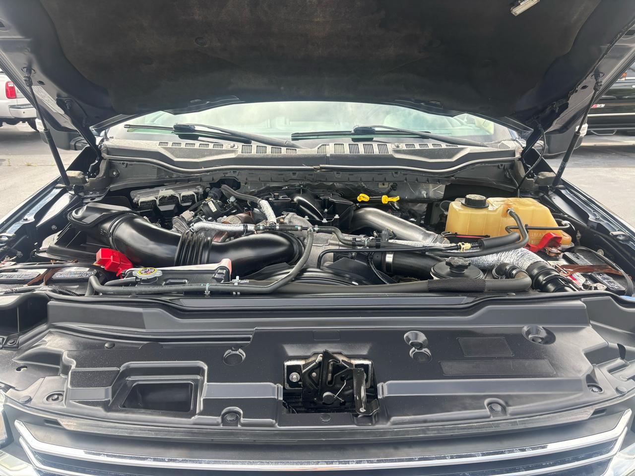 Ford Super Duty F-350 DRW Lariat 4WD Crew Cab 8' Box 2017