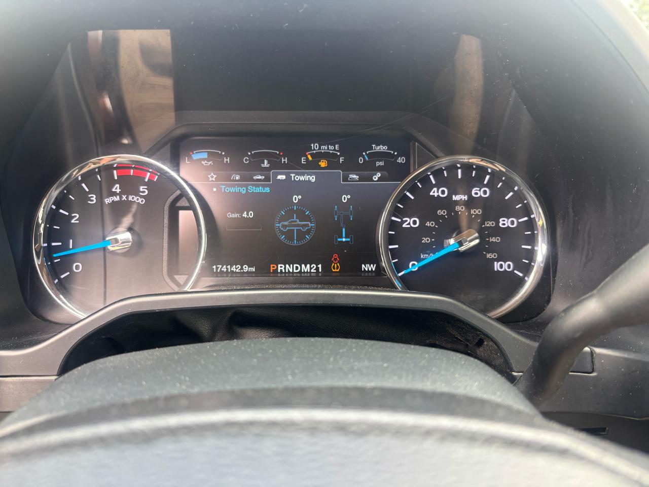 Ford Super Duty F-350 DRW Lariat 4WD Crew Cab 8' Box 2017