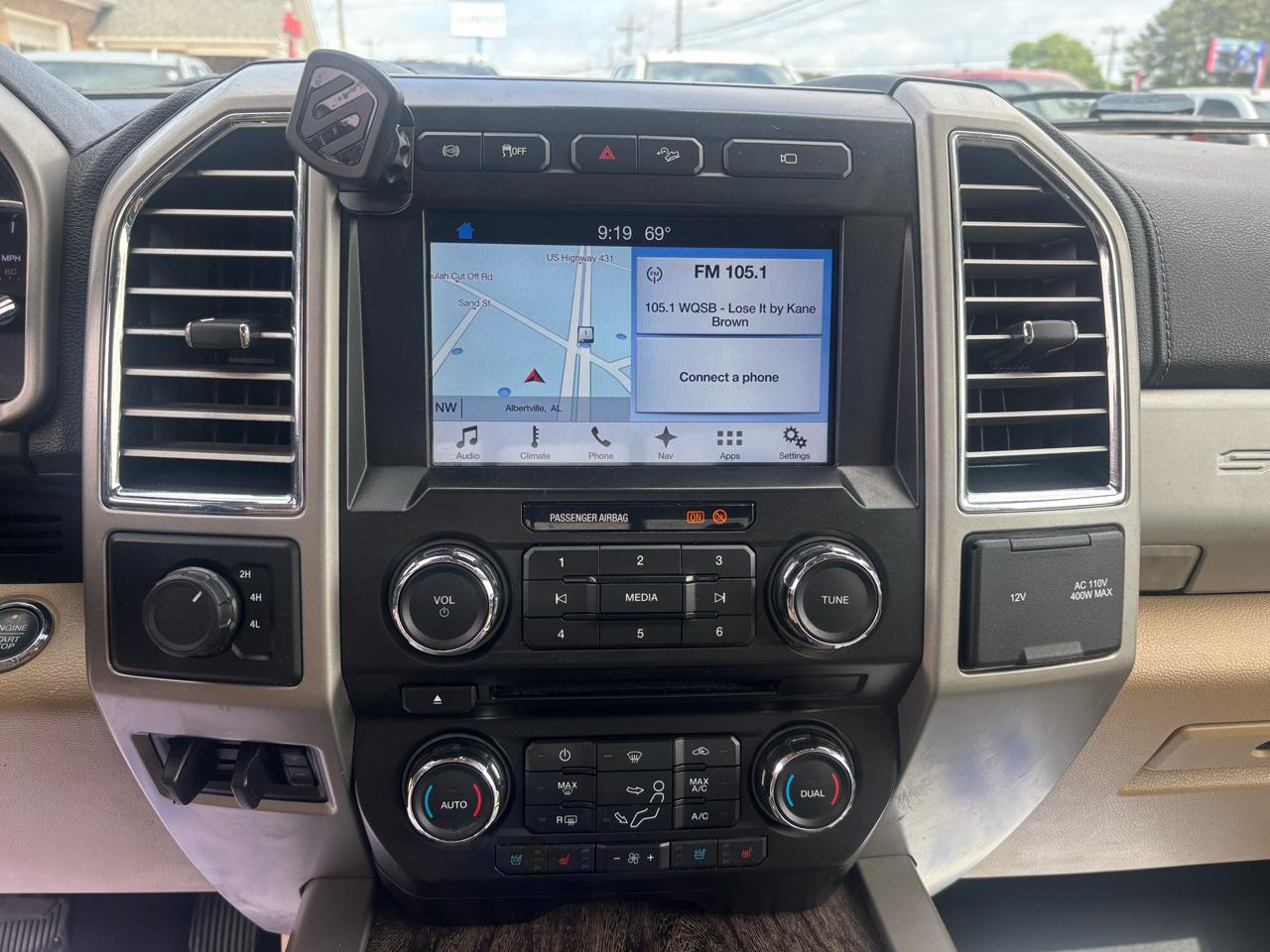 Ford Super Duty F-350 DRW Lariat 4WD Crew Cab 8' Box 2017