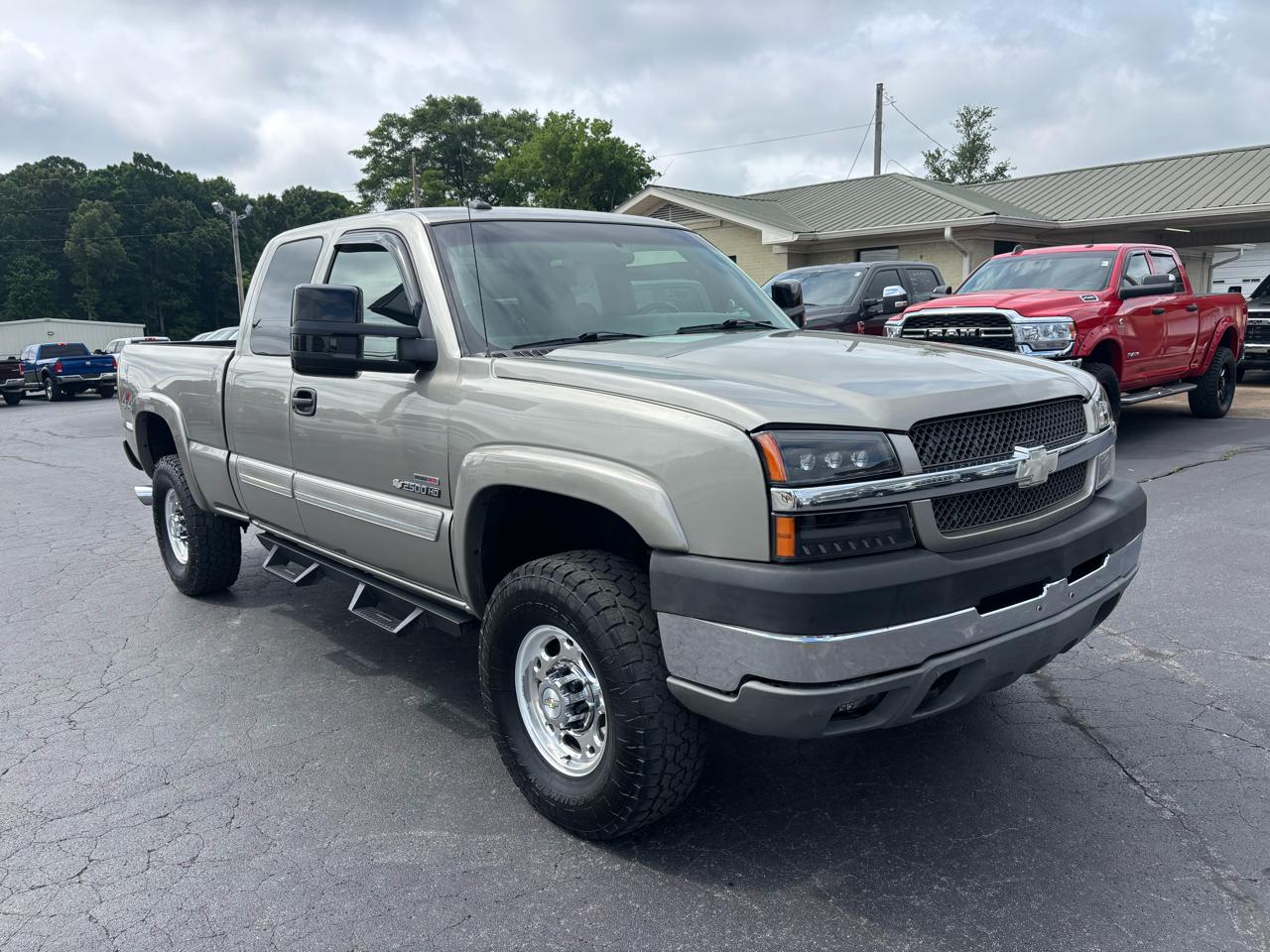 Chevrolet Silverado 2500HD Ext Cab 143.5" WB 4WD LS 2003