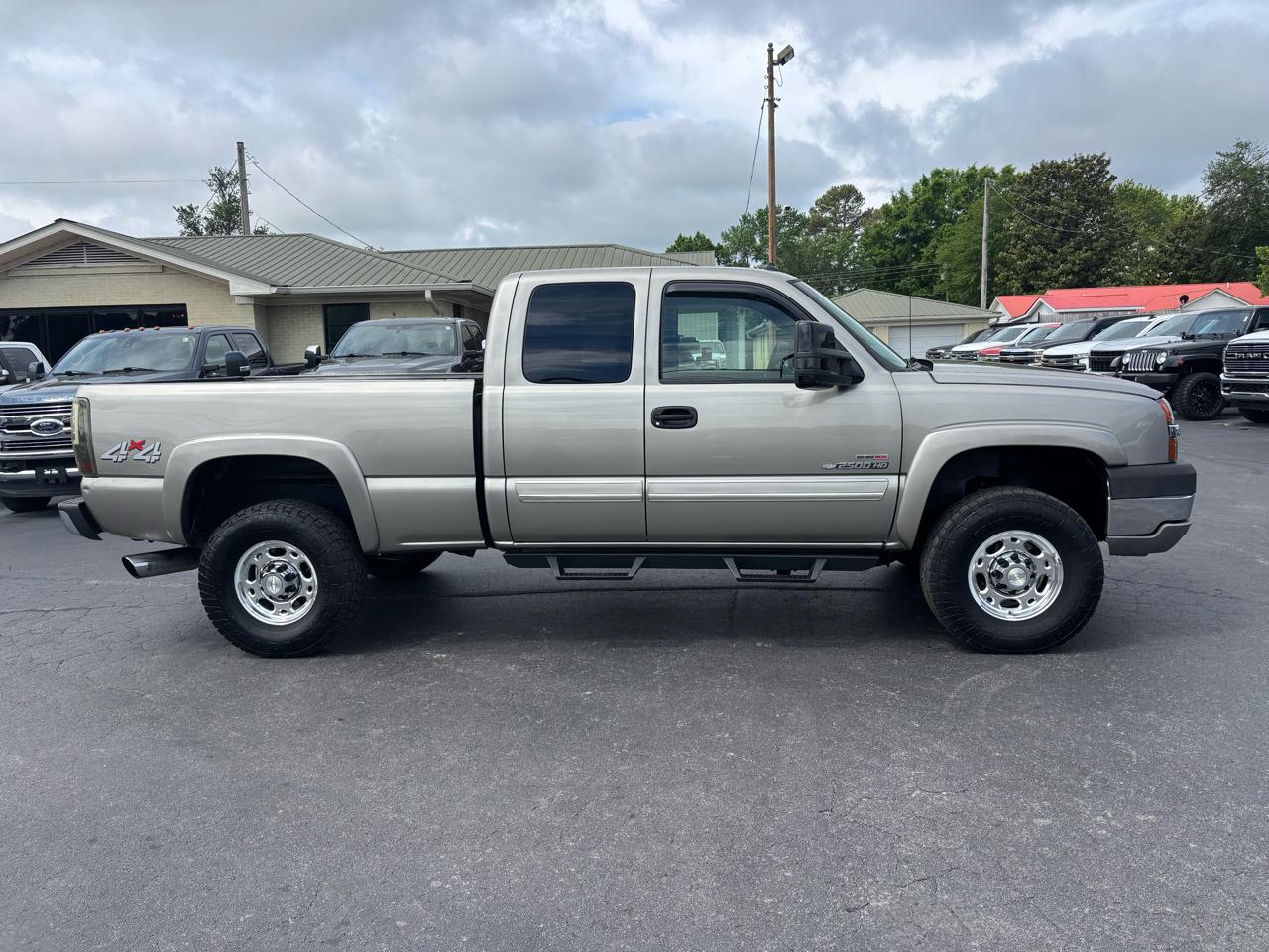 Chevrolet Silverado 2500HD Ext Cab 143.5" WB 4WD LS 2003